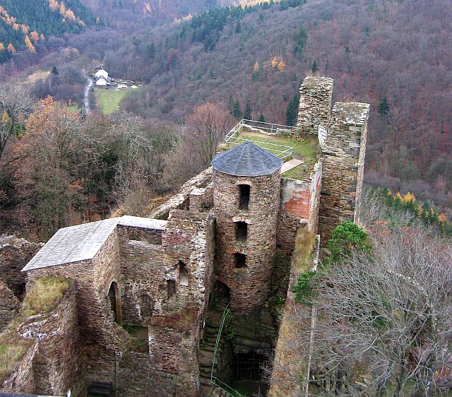 pohled ze strážní věže na zbytek hradu