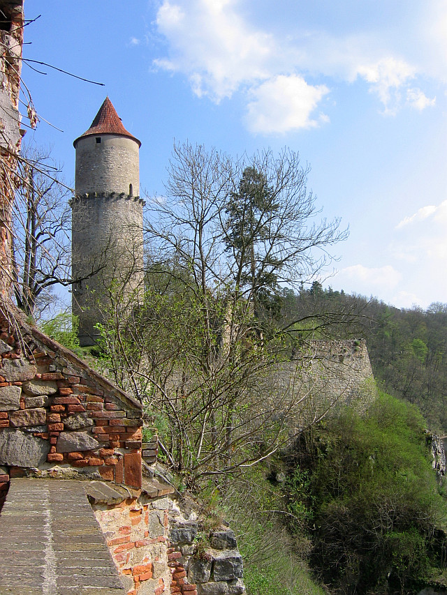věž a zbytky zdi