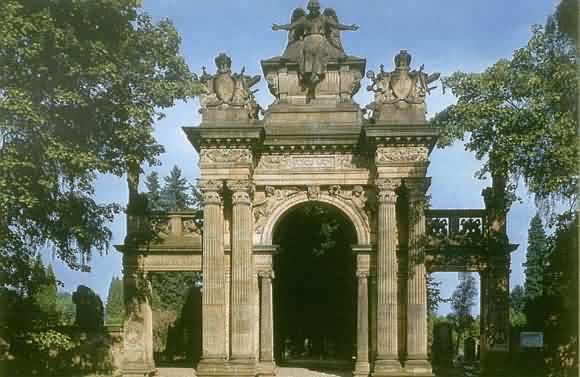 Monumentální brána kostela sv. Gotharda u Hořic
