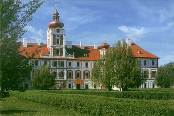 Mnichovo Hradiště - zámek v parku