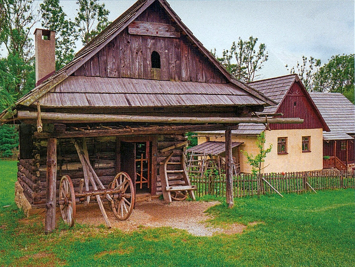 Tradičná dedina s drevenými domami v Starej Ľubovni