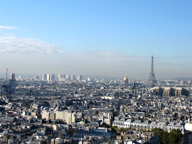 Pohled z věže na další známé památky - Eiffelovu věž a les Invalides