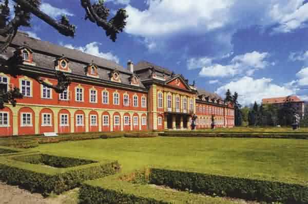 zámek uprostřed parku v Dobříši