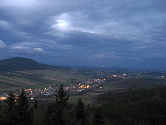 Noční pohled z Čertových kamenů