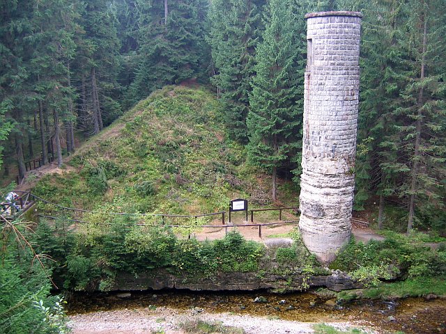 Věž sse zbytkem hráze