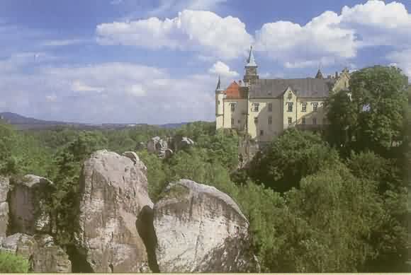 Zámek ve skalách Hruboskalska