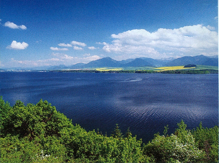 Jazero Liptovská Mara v pozadí s vrcholkami Vysokých Tatier