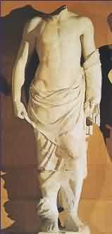 Socha věštce na štítu Diova chrámu